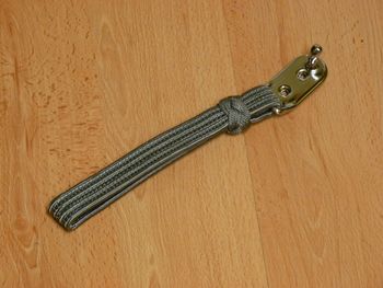 Fastening strap, with coat hook in nostalgic form, suitable for all pre-war and post-war vehicles. A beautiful item for the left and right side. 