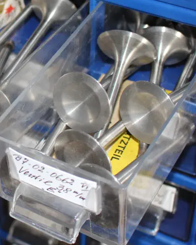 Oldtimer-Ersatzteile – Motorkomponenten